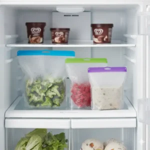 Ordentliche Aufbewahrung von Lebensmitteln im Gefrierschrank mit einem silikonbeutel mit standboden.