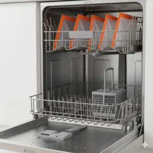 Reinigung der langlebigen silikonbeutel für snacks im oberen Fach der Spülmaschine.