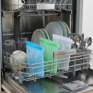 Farbige Silikonbeutel alternative zu plastikbeuteln in der Spülmaschine für einfache Reinigung.