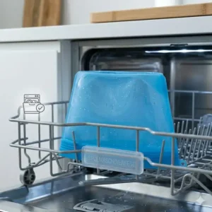 A heat-resistant plastic-free silicone bag with food being heated in a boiling water bath (sous-vide).
